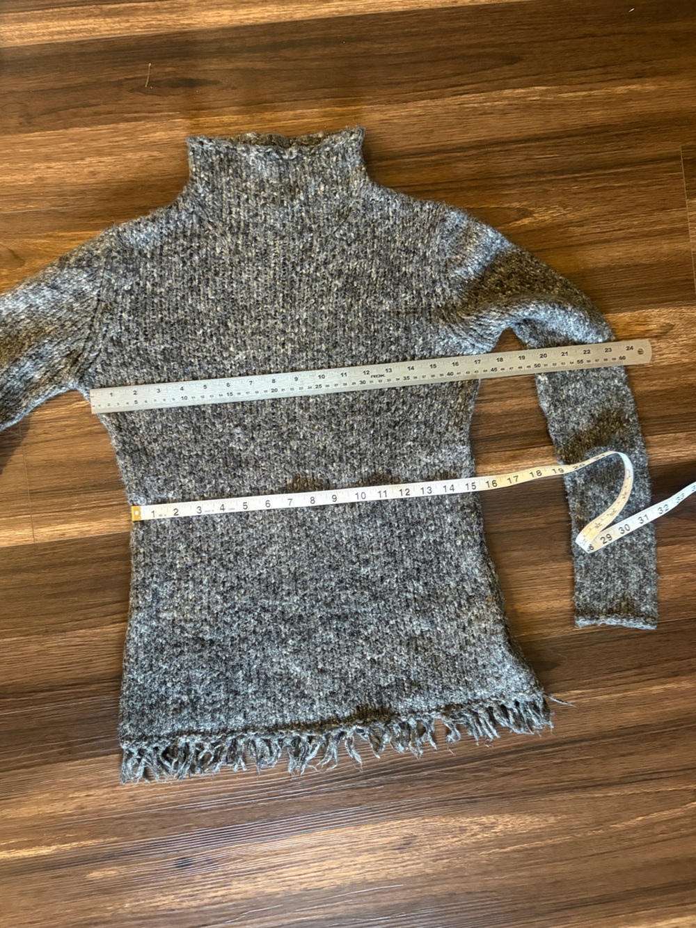 Y2K Women’s Gray Fringe Hem Knit Sweater - Picture 13 of 13